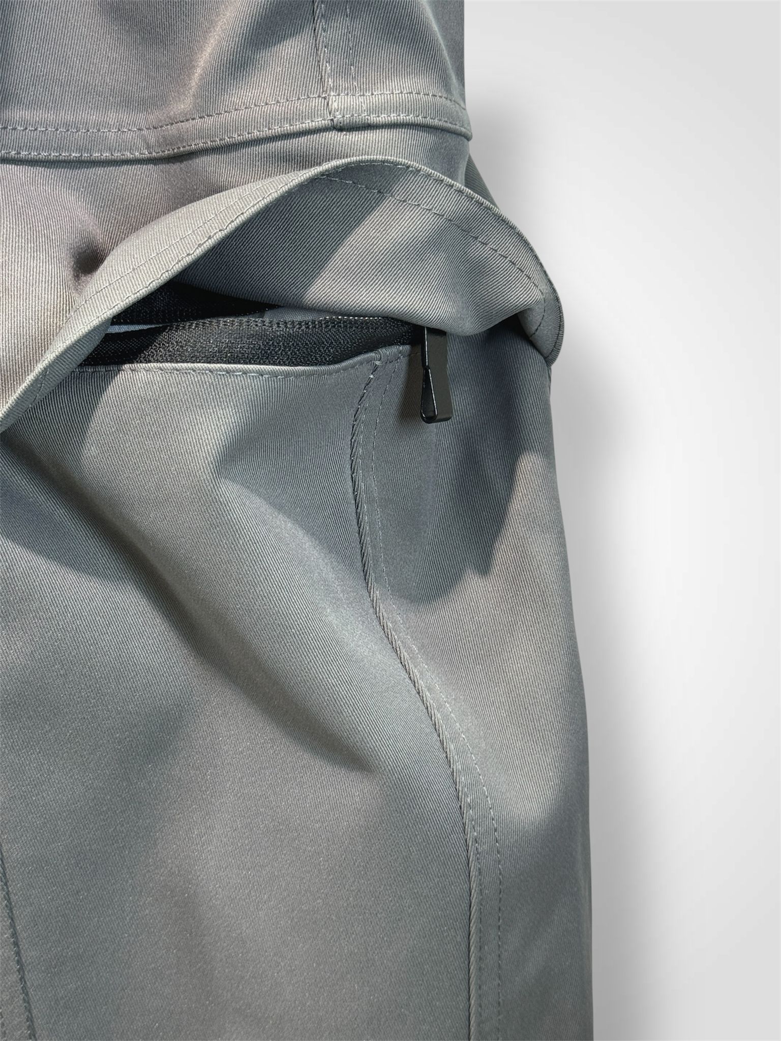 Pantalon cargo avec deux poches latérales zippées