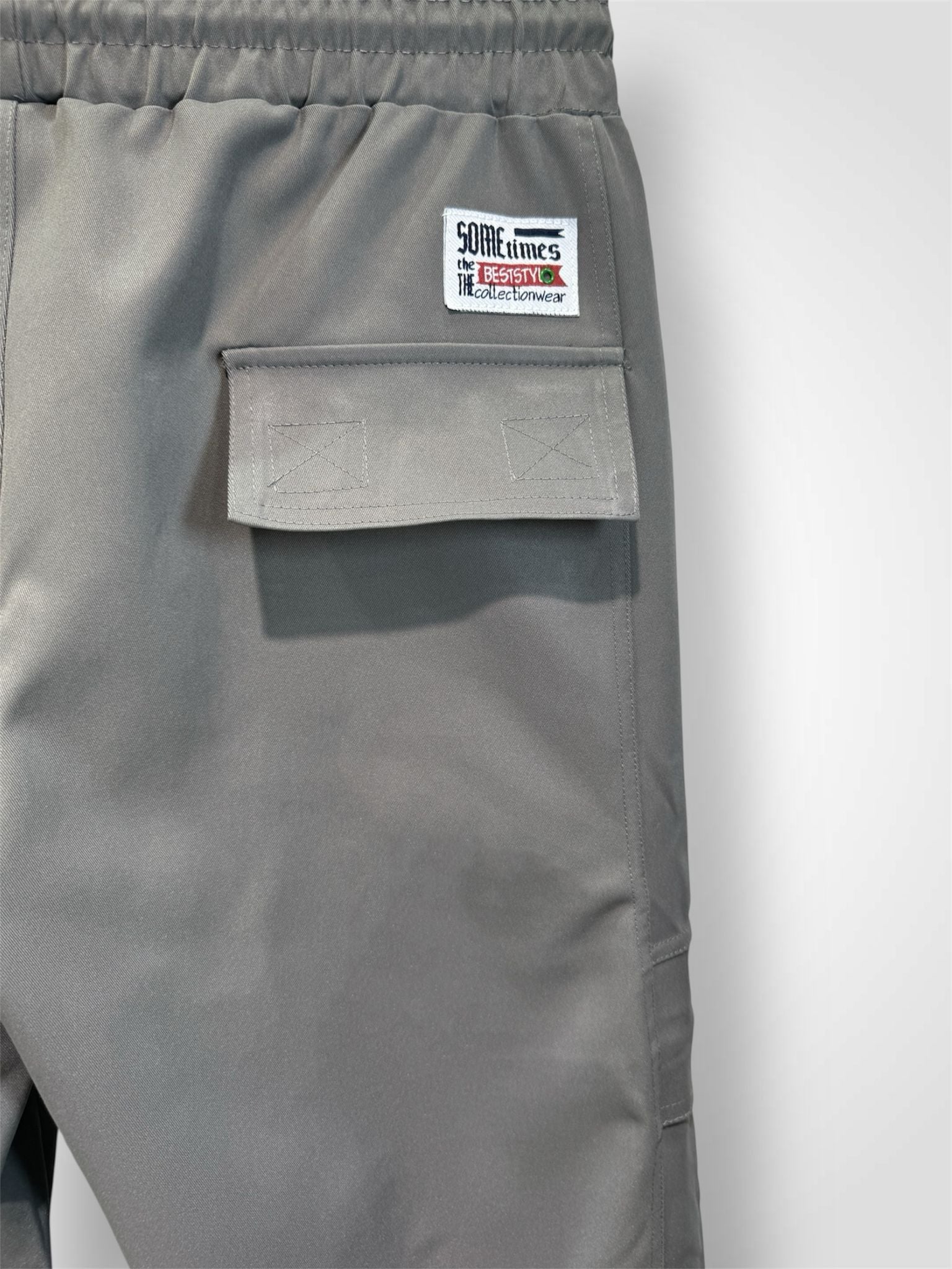Pantalon cargo avec deux poches latérales zippées